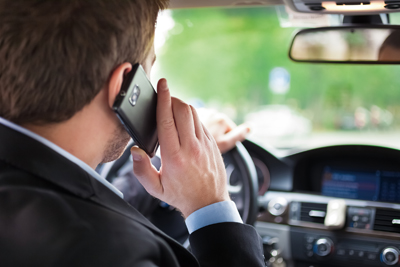 MA주 상원에서 추진 중인 법안은 핸즈 프리 없이 운전 중 휴대폰으로 통화하는 것을 금지하고 있다