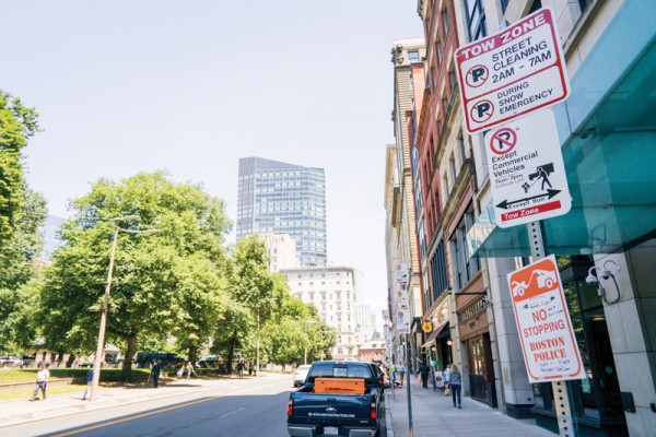 보스톤 시는 운전자에게 혼란을 주는 현재의 주정차 금지 표지판을 2019년까지 실시간 알림 전광판으로 교체하기로 했다