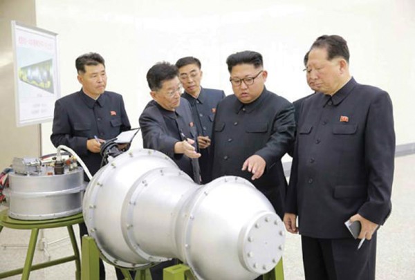 김정은 북한 노동당 위원장이 핵무기연구소를 현지 지도했다고 3일 조선중앙통신이 보도했다