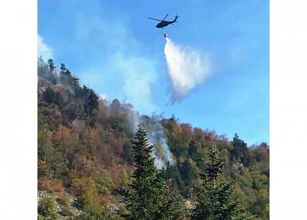 단풍의 명소 화이트 마운틴에서 화재를 진압하고 있는 헬리콥터(사진=뉴햄프셔 우드스탁 소방서)