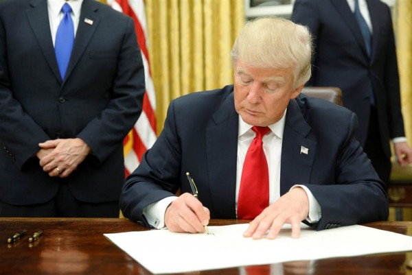 트럼프 대통령은 12일 오바마케어의 일부 강제조항을 완화하는 행정명령에 10월 12일 서명했다