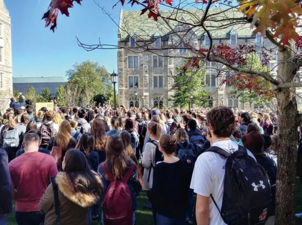 보스톤 칼리지 학생들이 캠퍼스에서 모여 인종차별에 반대하는 시위를 벌였다