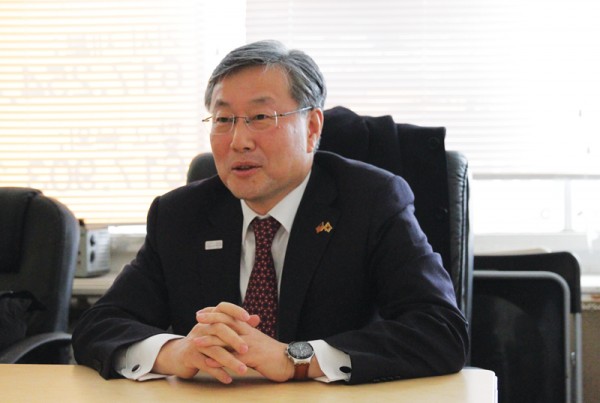 보스톤코리아 회의실에서 인터뷰하고 있는 김용현 총영사