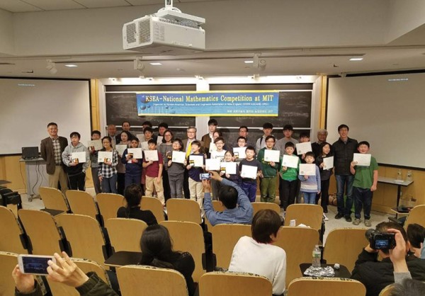 제 27회 뉴잉글랜드 과기협 주최 수학경시대회가 4월 7일 토요일 MIT에서 개최되었다. 이번 대회에는 약 50여명의 학생들이 참여해 시험에 응했다