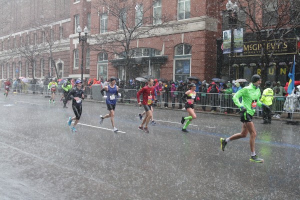 추운 날씨와 폭우 그리고 바람이 거셌던 보스톤 마라톤 최종 주행 구간인 보일스턴 스트리트를 달리고 있는 선수들