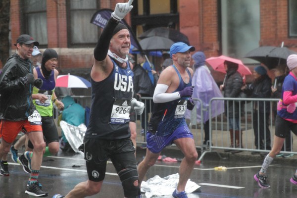 추운 날씨와 폭우 그리고 바람이 거셌던 보스톤 마라톤,  최종 주행 구간인 보일스턴 스트리트를 폭우를 뚫고 달리고 있는 선수들