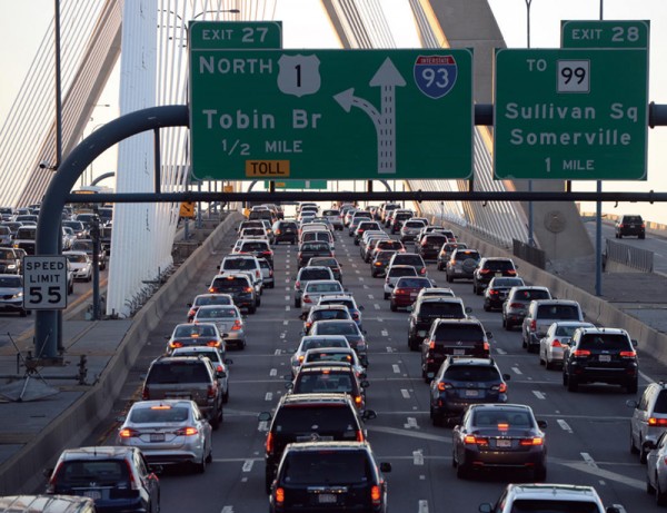메모리얼 데이 연휴가 시작되는 금요일 오후 시간대에 교통 체증이 가장 심할 것으로 예상된다