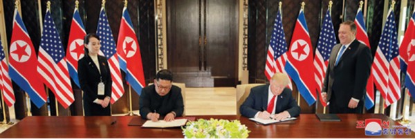 김정은 북한 국무위원장과 트럼프 미국 대통령이 12일 싱가포르의 센토사섬에서 역사적인 첫 북미정상회담을 갖고 공동선언문에 서명하고 있다