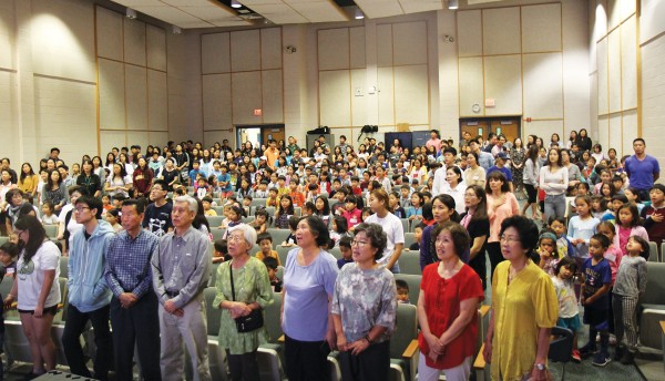 뉴잉글랜드 한국학교가 15일 학교 강당에서 전교생과 교사 학부모들이 참석한 가운데 개학식을 갖고 있다