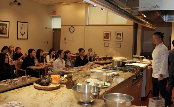 한국 스타 셰프 유현수 씨가 26일 보스톤대학에서 열린 한식행사에서 버섯냉면 조리과정에 대해 설명하고 있다