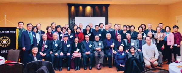 서울대학교 뉴잉글랜드 동창회 회원들이 12월 8일 열린 연말모임에서 함께 했다