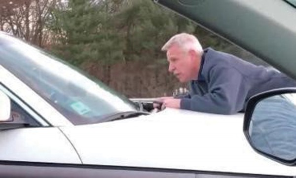 도로위 운전시비 끝에 37세의 애쉴랜드 거주 남성이 자신의 인피니티 SUV 후드에 65세의 프레밍햄 남성을 매단채 최고 70마일로 매스파이크 서쪽 방향으로 약 2마일 가량을 질주하는 사건이 벌어졌다