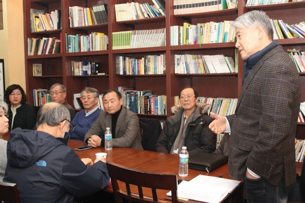 2월 18일 회의에서 안병학 전 회장이 추천위원장으로서 단체장들과 한인사회 원로들을 초청하게 된 경위를 설명하고 있다