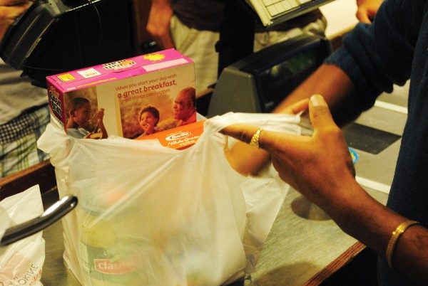 비닐 봉지 사용 금지 법안이 통과된다면 오는 8월 1일부터 가게에서 물건을 구입할 때 무료로 제공되는 비닐 봉지는 더 이상 볼 수 없게 된다