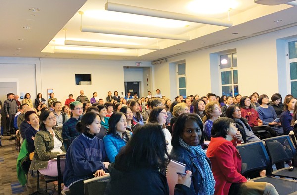 함 박사는 5월 28일 뉴튼 도서관에서 “아시안어메리칸 청소년들의 사회, 정서적 웰빙”을 주제로 발표 및 토론회를 가졌다. 이 자리에는 도서관이 꽉찰 정도로 많은 160여명의 중국 부모들이 참여했다