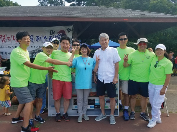 비비큐미주본사가 증정한 65인치 티비 경품추첨에서 당첨된 김지영씨(가운데), 안병학 전한인회장 (사진=매사추세츠 한인회)