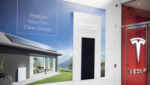 테슬라는 지붕에 설치하는 태양열 전지판을 소비자에게 판매하기 보다는 렌트하는 비즈니스를 선택했다