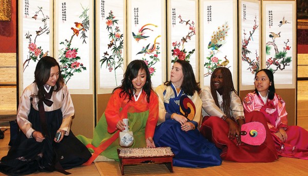 2월 1일 보스톤미술관(MFA)에서 열린 설날축제 행사에서 참여한 다양한 인종의 학생들이 준비된 한복을 입고 세배 장소에서 앉아 기념촬영르 하고 있다. (사진=보스톤코리아)