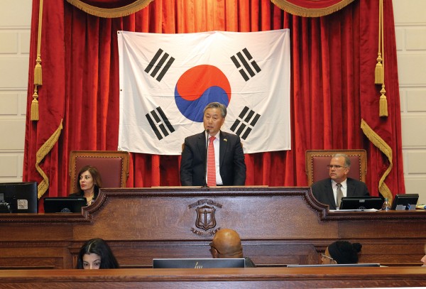 로드아일랜드 하원 본회의장에서 한국의 날 결의안을 의결한 후 축사를 전달하고 있는 김용현 총영사. 