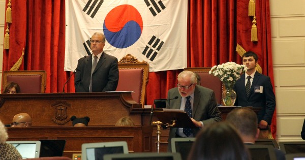 2월 12일 로드아일랜드 하원은 니콜라스 매티엘로 하원의장(단상 중앙)의 주재로 한국의날 결의안을 의결하고 서기가 결의안 내용을 읽고 있다. (사진=보스톤코리아)