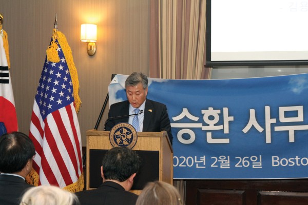 김용현 총영사가 이승환 처장의 강연에 앞서 환영사를 건네고 있다