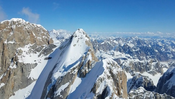 알래스카에서 높이가 6,194m인 디날리산(Denali) 혹은 매킨리산(Mount Mckinley)의 눈 덮인 정경을 비행기에서 찍은 사진