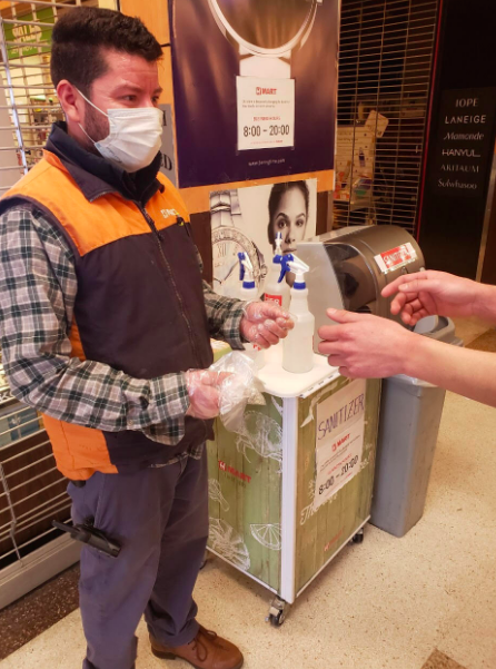 확진자가 다녀간 후 H마트는 감염 위험을 줄이기 위해 입구에서 고객들에게 위생장갑을 나눠주고 있다.
