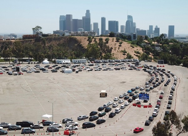 로스앤젤레스 다저스타디움에 설치된 코로나바이러스 진료소 주변에 15일 검사를 기다리는 차량들이 장사진을 이루고 있다.
