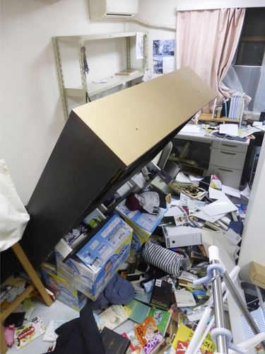 3일 오후 일본 후쿠시마(福島)현 앞바다에서 발생한 강력한 지진으로 인해 후쿠시마의 한 가정집 가구가 넘어져 있다.