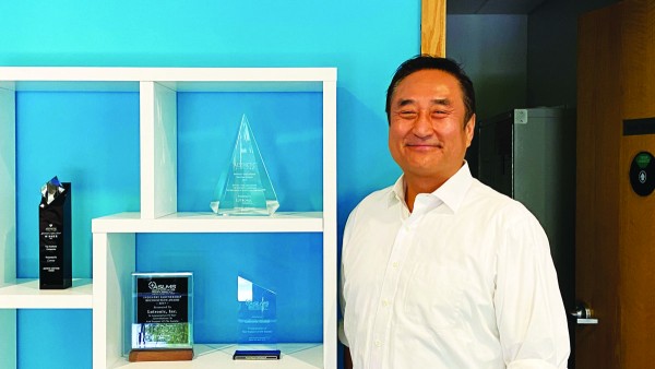 빌러리카에 위치한 한국의 기업 루트로닉 글로벌본사에서 황혜령 회장이 포즈를 취하고 있다