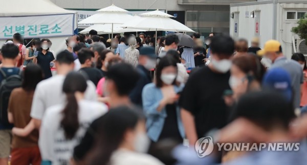 일 오전 서울 강남구 보건소 선별진료소를 찾은 시민들이 신종 코로나바이러스 감염증(코로나19) 검사를 위해 차례를 기다리고 있다.
