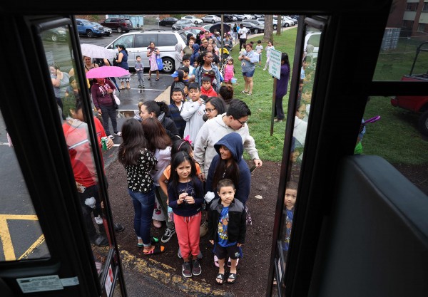 작년 3월 미국 메릴랜드주에서 신종 코로나바이러스 감염증(코로나19)으로 학교가 휴교했을 때 식사를 지원받기 위해 아이들이 통학버스 앞에 줄을 선 모습