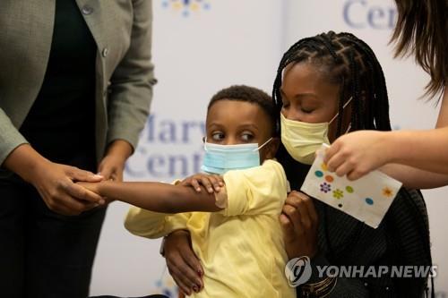 미국에서 5∼11세 어린이를 상대로 한 코로나19 백신 접종이 시작된 3일(현지시간) 미 워싱턴DC의 메리스센터에서 5살짜리 소년이 백신을 맞았다.
