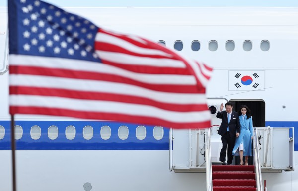 미국을 국빈 방문하는 윤석열 대통령과 김건희 여사가 24일 오후(현지시간) 미국 워싱턴DC 인근 앤드루스 공군기지에 도착, 공군 1호기에서 내리며 손을 들어 인사하고 있다.