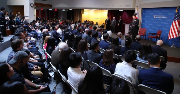 미국을 국빈 방문한 윤석열 대통령이 28일(현지시간) 보스턴 인근 하버드대학교 케네디스쿨에서 '자유를 향한 새로운 여정'을 주제로 연설하고 있다.