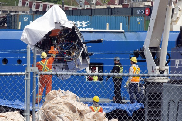 캐나다 해안경비대 항구에서 잠수정 잔해가 옮겨지고 있다.