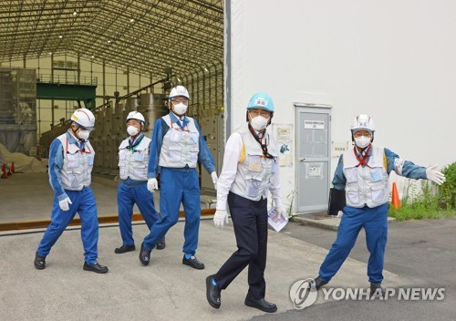 기시다 후미오 일본 총리가 20일 오염수(일본 정부 명칭 '처리수') 해양 방류를 앞둔 20일 후쿠시마 제1원자력발전소를 방문, 방류시설을 시찰하고 있다.
