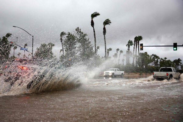 미국 캘리포니아주 내륙 커씨드럴시티에 내린 폭우