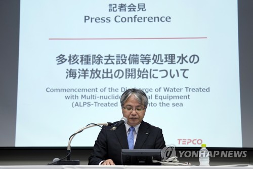 일본 도쿄전력에서 후쿠시마 제1원자력발전소 오염수(일본 정부 명칭 처리수) 책임자인 마쓰모토 준이치가 22일 도쿄에서 기자회견에 앞서 자료를 살펴보고 있다.