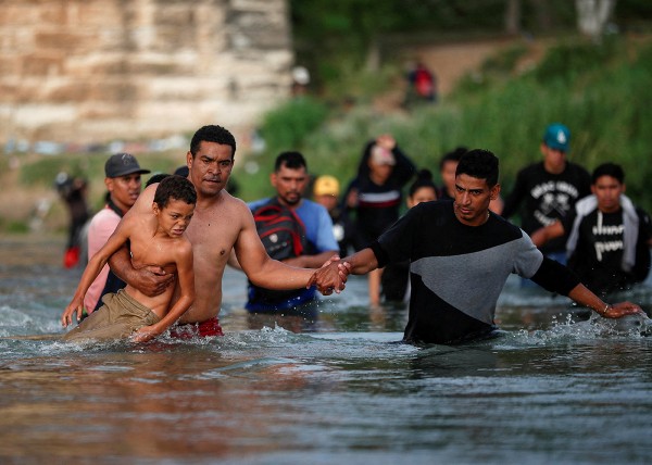 지난달 30일(현지시간) 리오브라보(미국명 리오그란데 강) 건너는 베네수엘라 이민자 가족