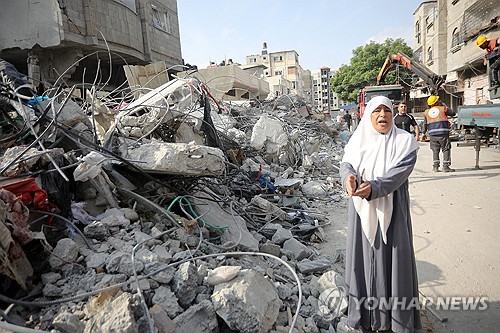 8일 이스라엘군의 공습으로 파괴된 팔레스타인 가자지구 남부의 한 건물. 전날 팔레스타인 무장정파 하마스의 이스라엘 기습공격으로 양측 간 무력 분쟁이 전면전으로 확대되고 있다.
