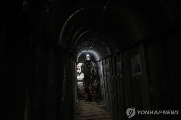 이스라엘-가자 분쟁 지역 인근 지하터널을 이동하는 하마스 무장대원의 모습