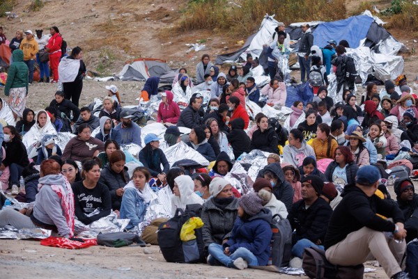 지난 여름 멕시코 국경에서 미국 입국을 기다리던 난민들. 이들은 입국후 일부가 보스톤을 찾았다.