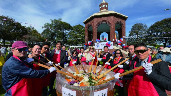 14일 보스톤 캐슬아일랜드 라고 플레이그라운드에서 열린 K 페스티벌에서 대형 100인분의 비빔밥을 참석한 주요 내빈들이 함께 비비는 모습