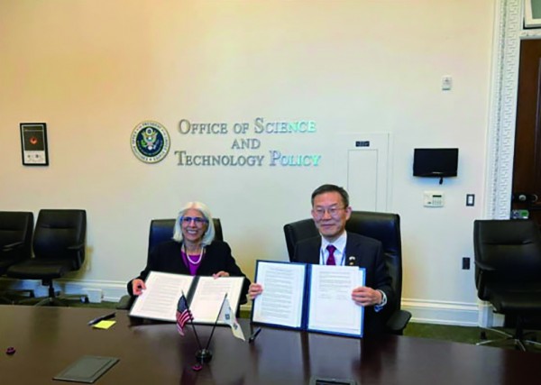 이종호 과학기술정보통신부 장관과 아라티 프라바카 백악관 과학기술정책실 실장이 백악관에서 한미 양자과학기술협력 공동성명서에 서명했다(출처= 과기정통부)