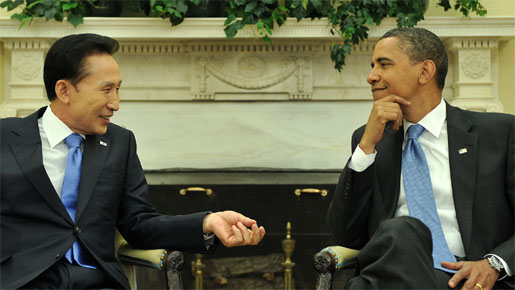 백악관 집무실에서 정상회담을 갖고 있는 이명박 대통령(사진 왼쪽)과 버락 오바마 대통령