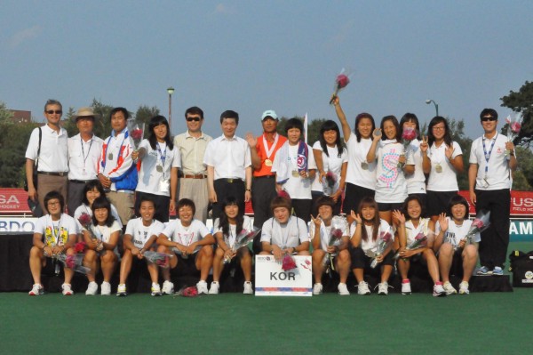 2009세계여자주니어하키 월드컵에서 동메달을 획득한 후 김주석 총영사와 함께 기념 촬영을 가진 한국 대표팀
