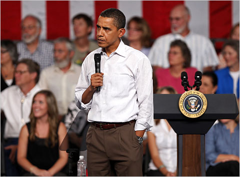 오바마 대통령이 15일, 콜로라도주 타운홀미팅에서 의료보험 개혁에 관한 질문에 답변하고 있다.