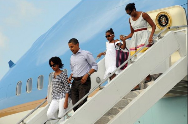 오바마 대통령이 마서즈 빈야드에서 가족과 함께 휴가를 보내기 위해 에어포스 원에서 내리고 있다.