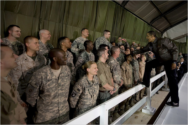 아프간을 깜짝 방문하여 장병들을 격려하고 있는 버락 오바마 대통령.